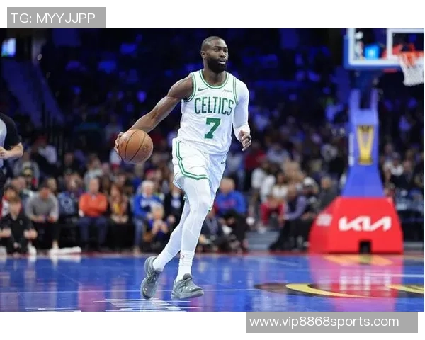 杰伦布朗首节表现抢眼8投5中贡献12分2篮板3助攻助力球队连连得分